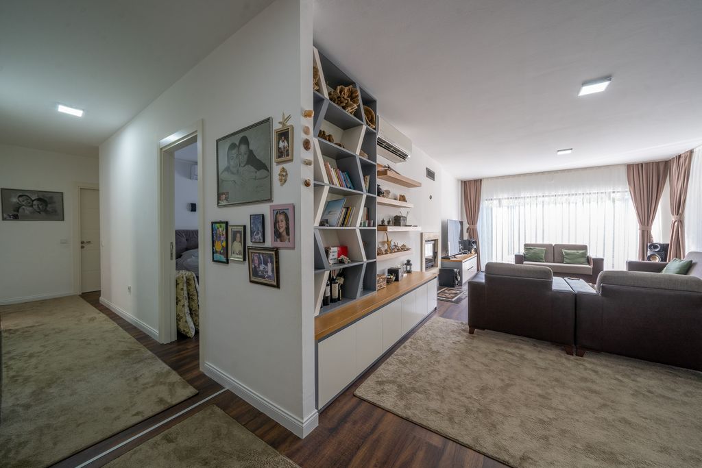 Property photo 3 of 27 An Immaculate Single-Level Villa For Sale - A Spacious Light And Airy Open-Plan Space