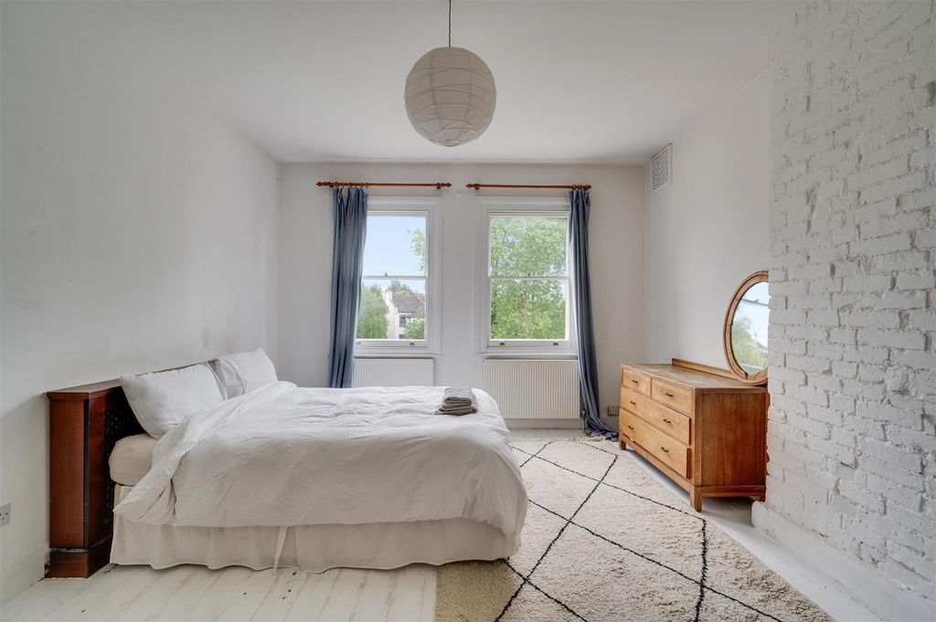 Property photo 3 of 16 Daniels_Staverton Road, Willesden, Nw2_002.Jpg