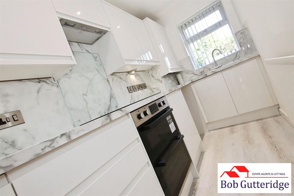Property photo 3 of 19 New Luxury Fitted Kitchen