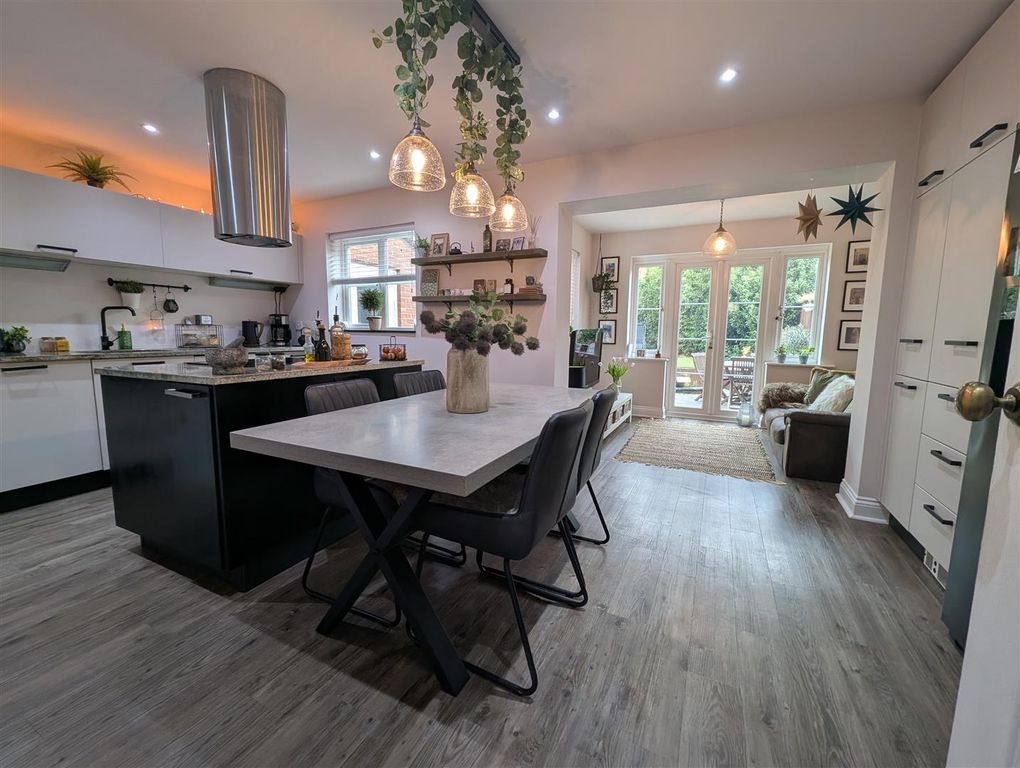 Property photo 3 of 21 Kitchen/Dining Room