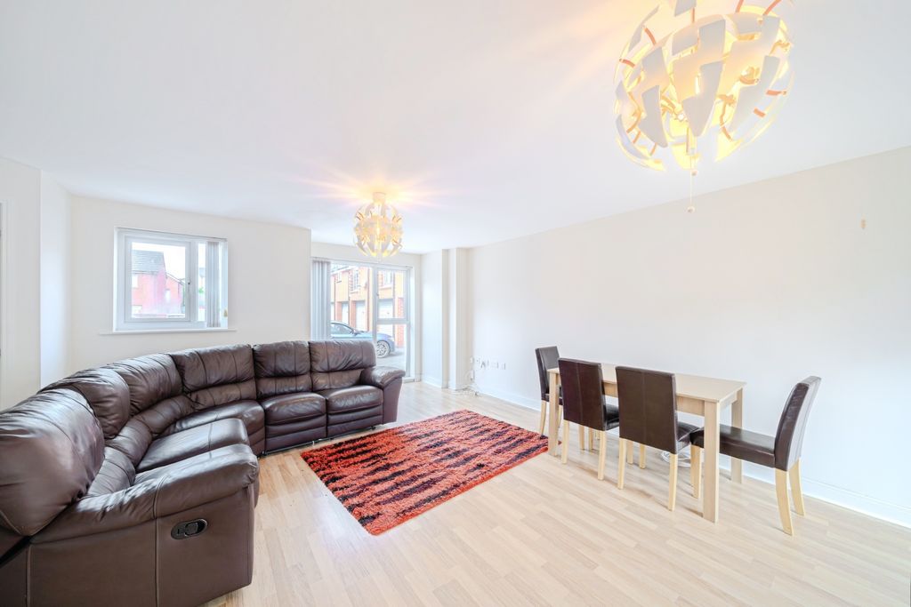 Property photo 3 of 20 Lounge 2