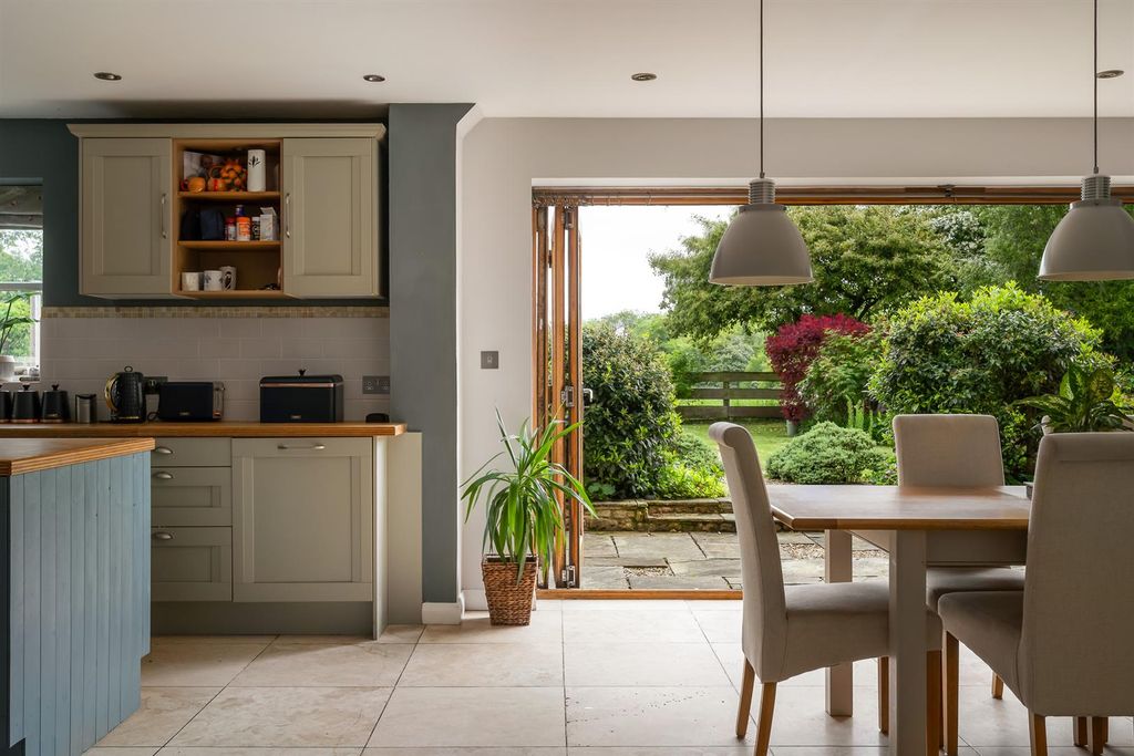 Property photo 3 of 36 28 - Foxfield - Gl54 4Nq - Web.Jpg