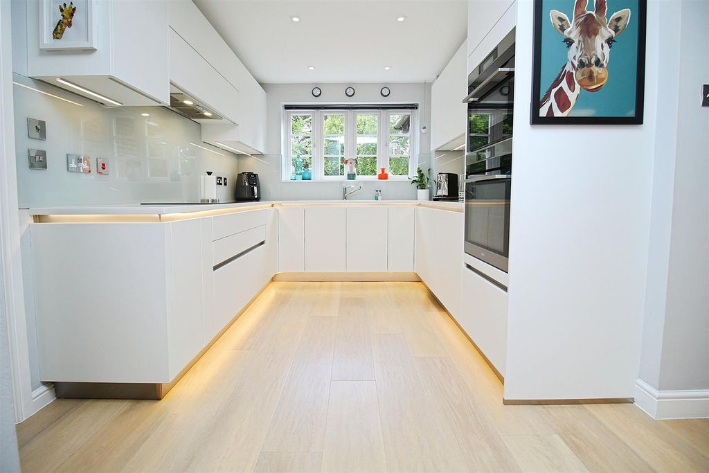 Property photo 2 of 20 Kitchen