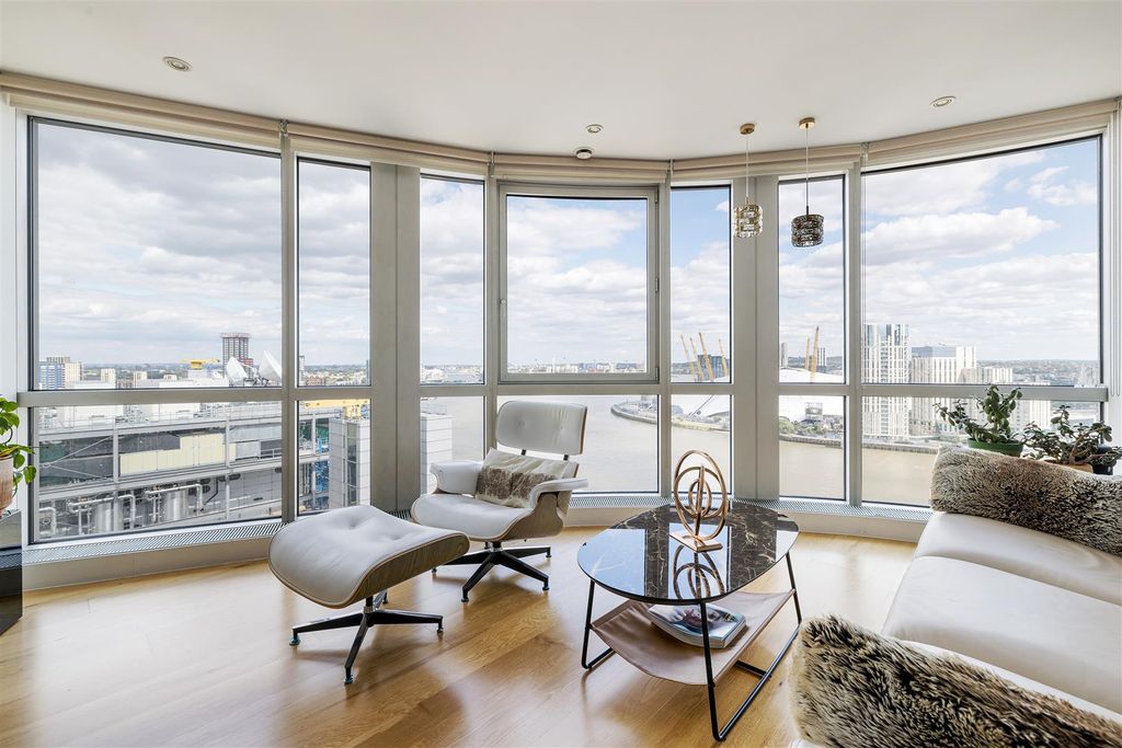 Property photo 1 of 43 Fairmont Avenue, E14