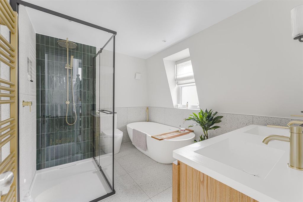 Property photo 3 of 12 En Suite