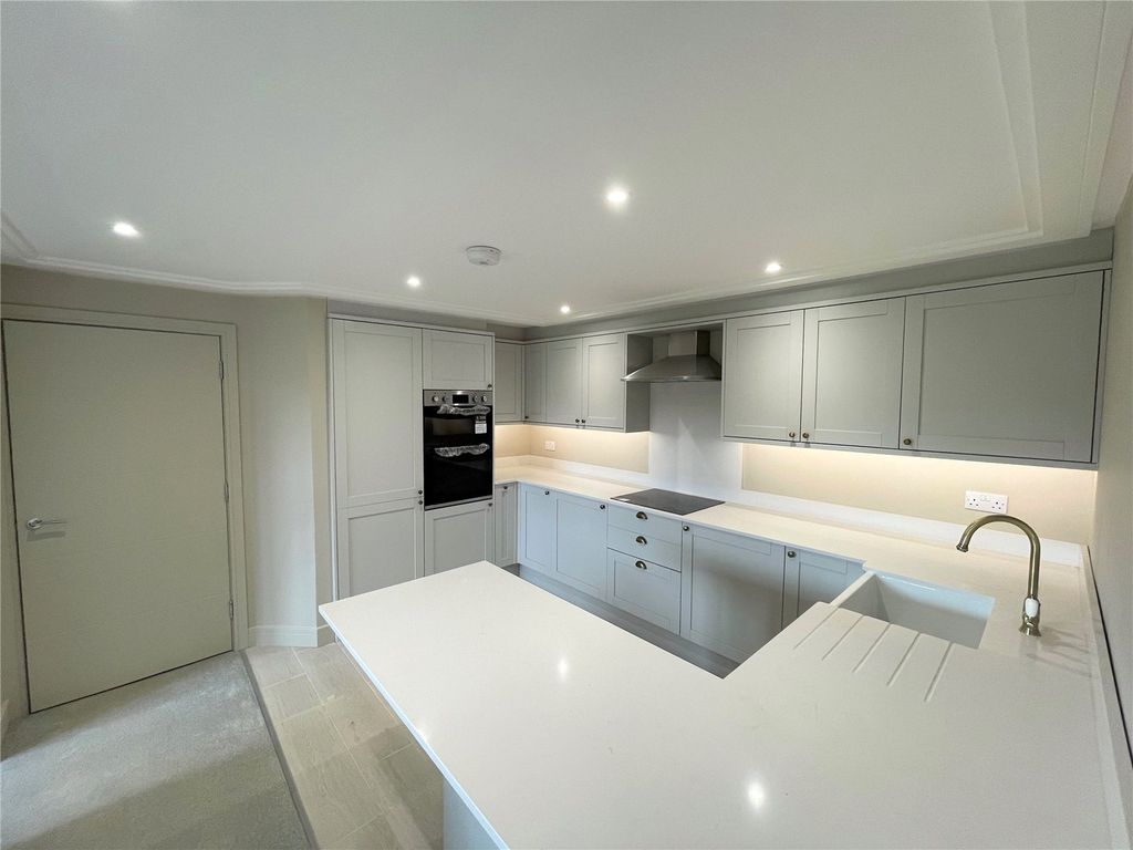 Property photo 3 of 9 Kitchen