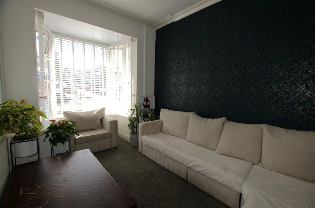 Property photo 3 of 9 530 Warwick Road - Rec1.Jpg