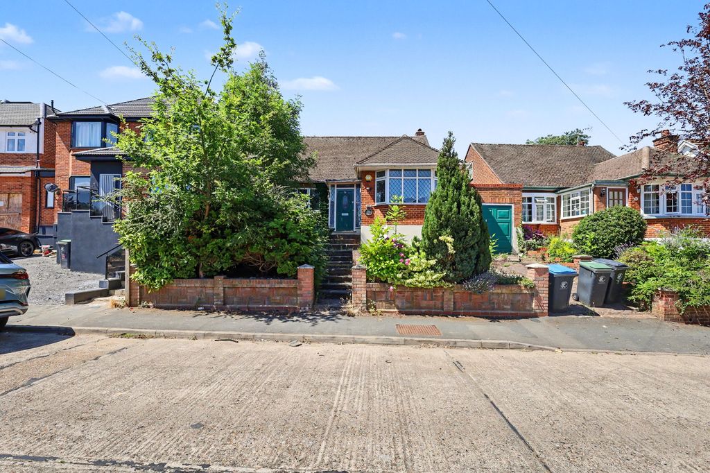 Property photo 1 of 20 56 Lechmere Avenue, Chigwell, Ig7 5Et