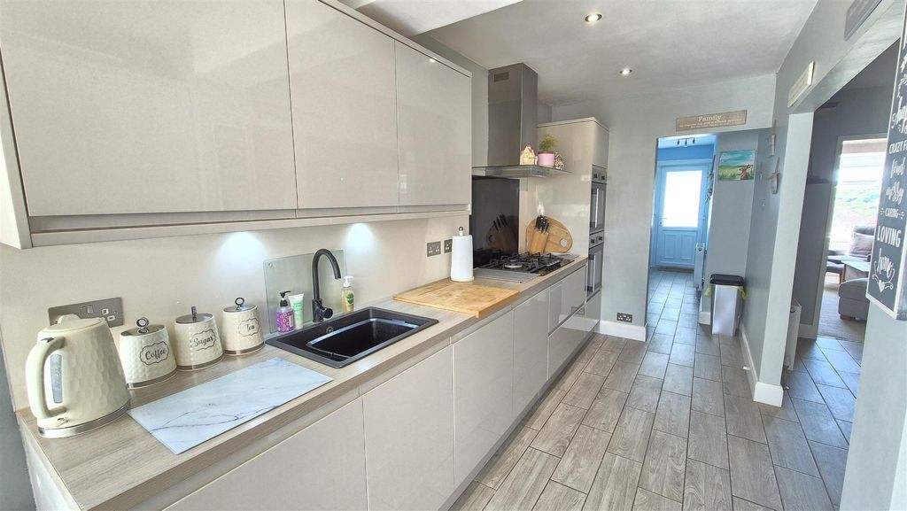 Property photo 3 of 17 Kitchen