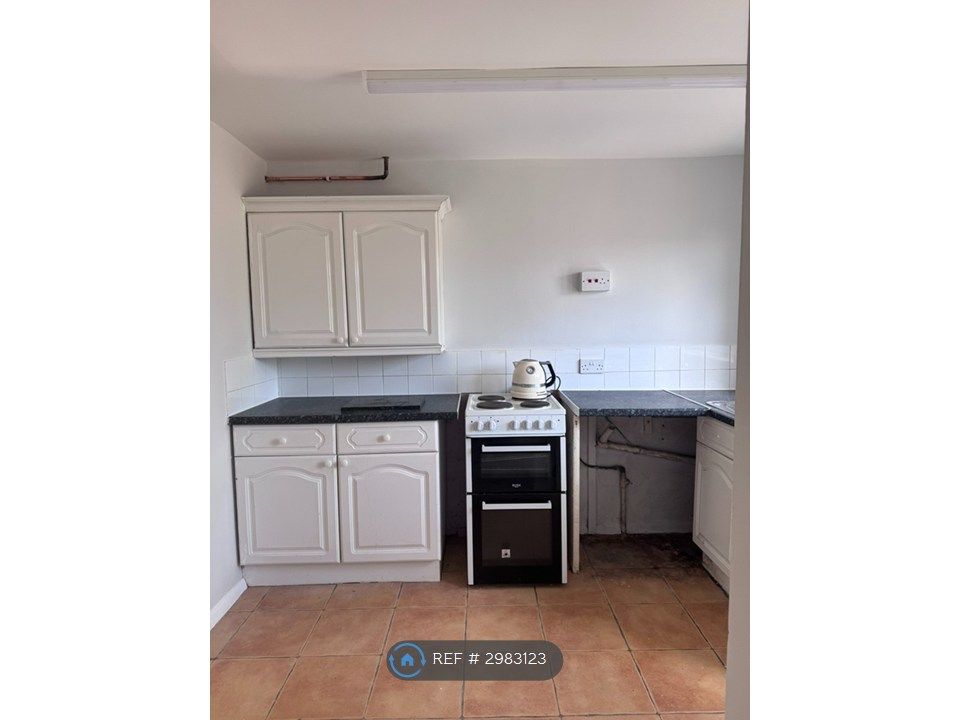 Property photo 3 of 11 Kitchen