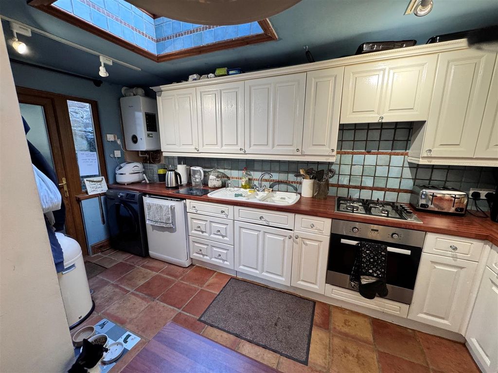 Property photo 3 of 10 Kitchen 2.Jpg