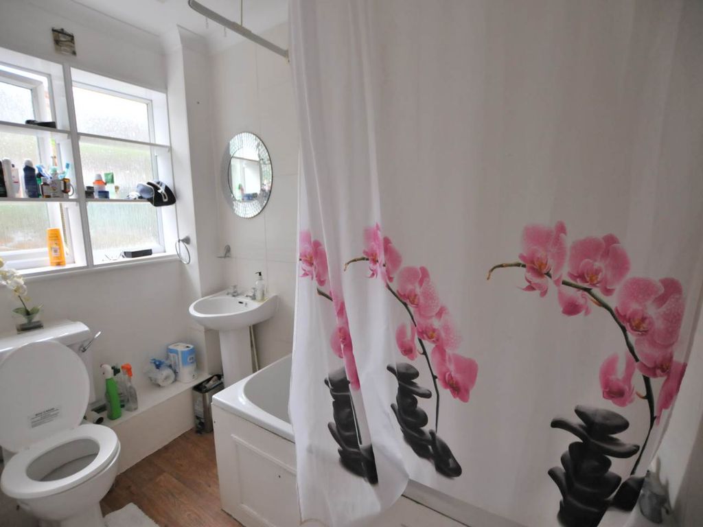 Property photo 3 of 4 Communal Bathroom