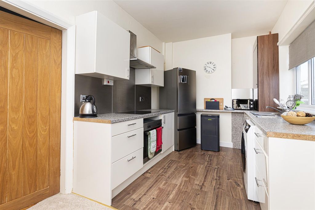 Property photo 3 of 25 Dining Kitchen