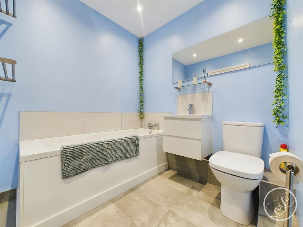 Property photo 3 of 22 Bathroom