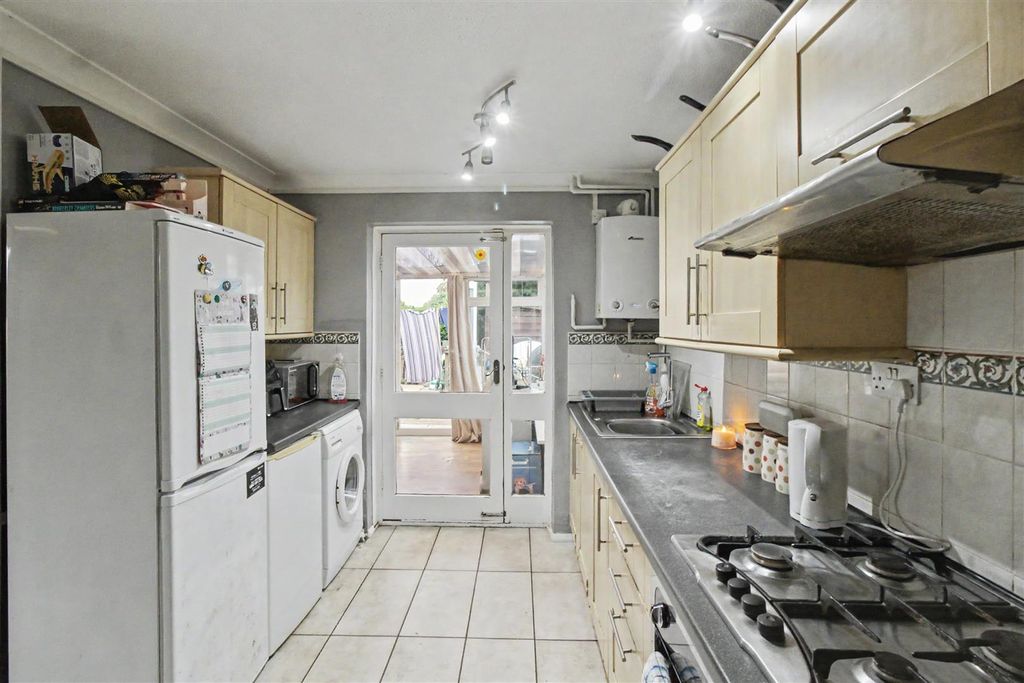 Property photo 3 of 10 Kitchen