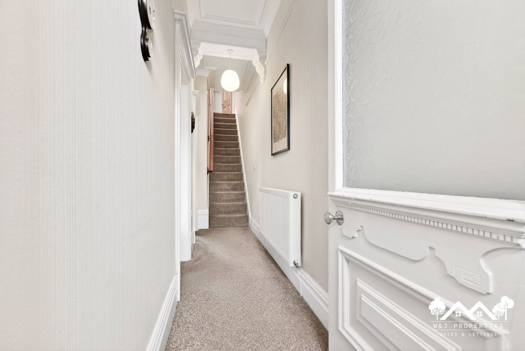 Property photo 2 of 34