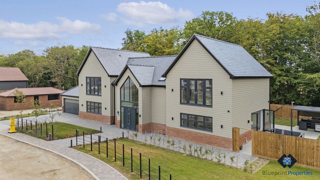 Property photo 1 of 37 4 &amp; 5 Bedroom Detached Homes