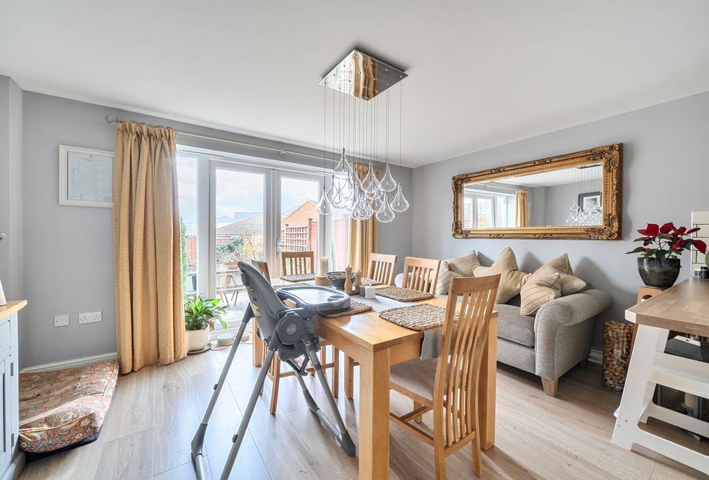 Property photo 3 of 20 1394144-11-696791...