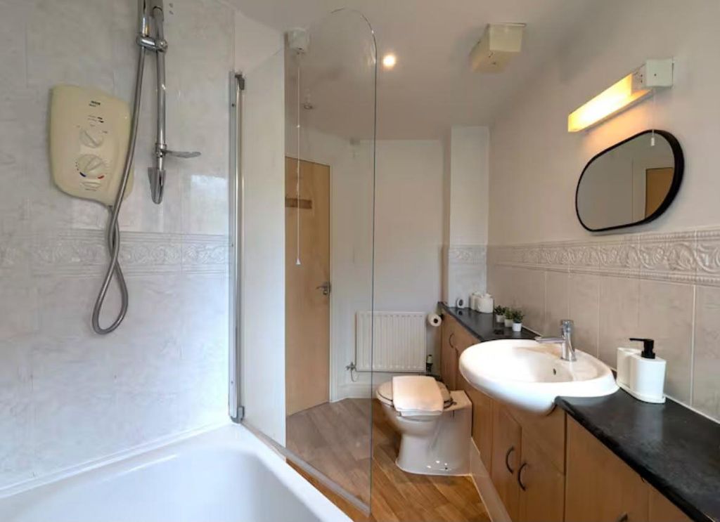 Property photo 1 of 9 Bathroom.Jpeg