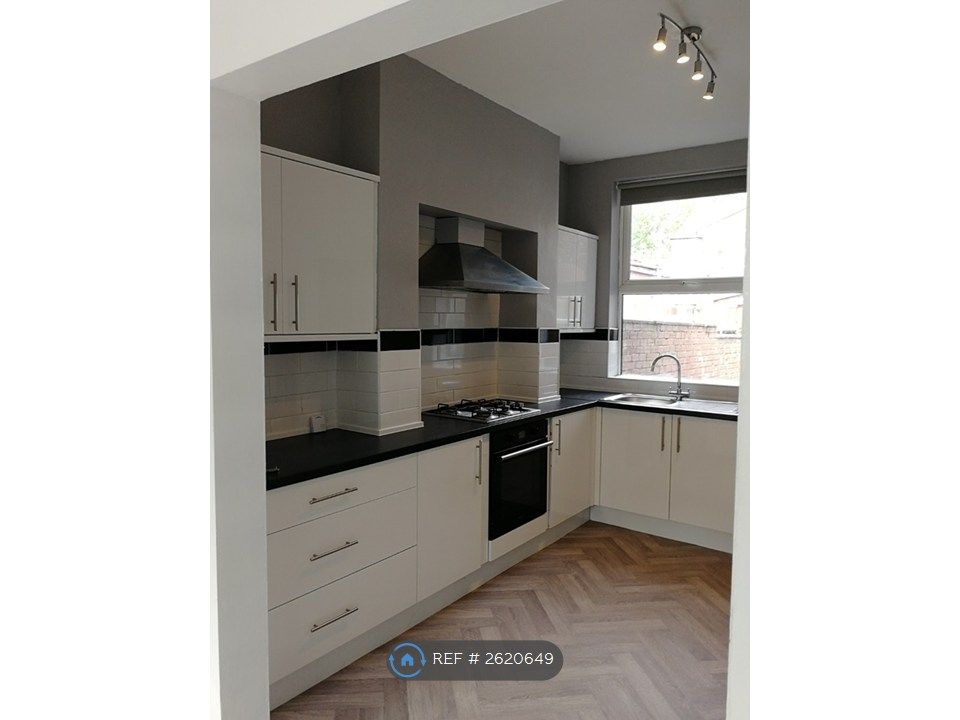 Property photo 3 of 11 Kitchen