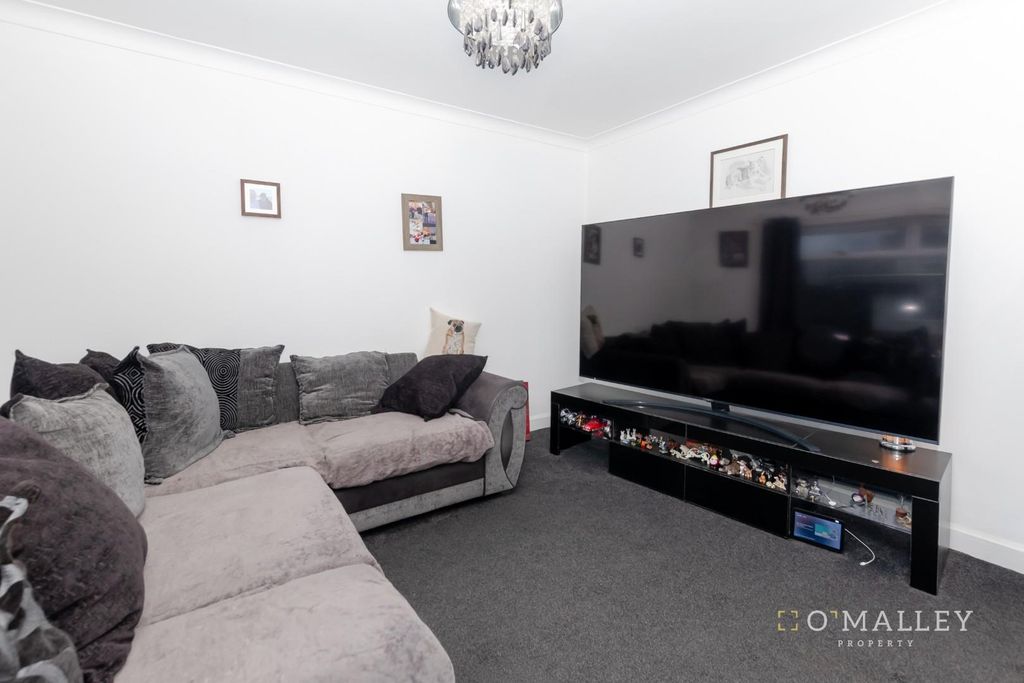 Property photo 2 of 11 Lounge