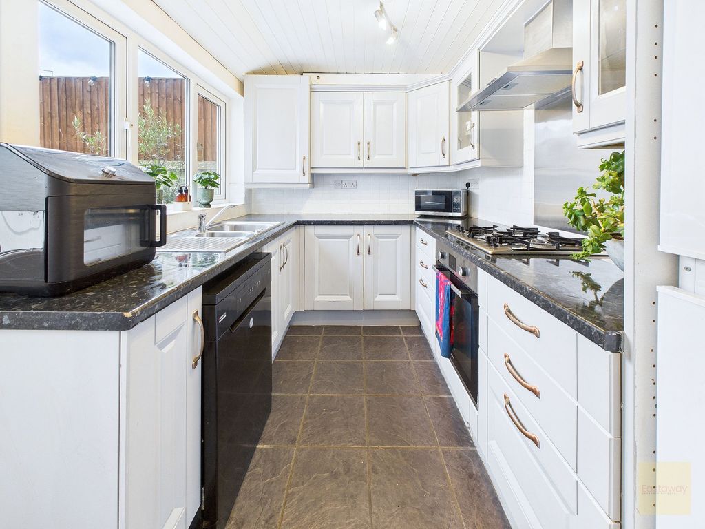 Property photo 3 of 19 Kitchen