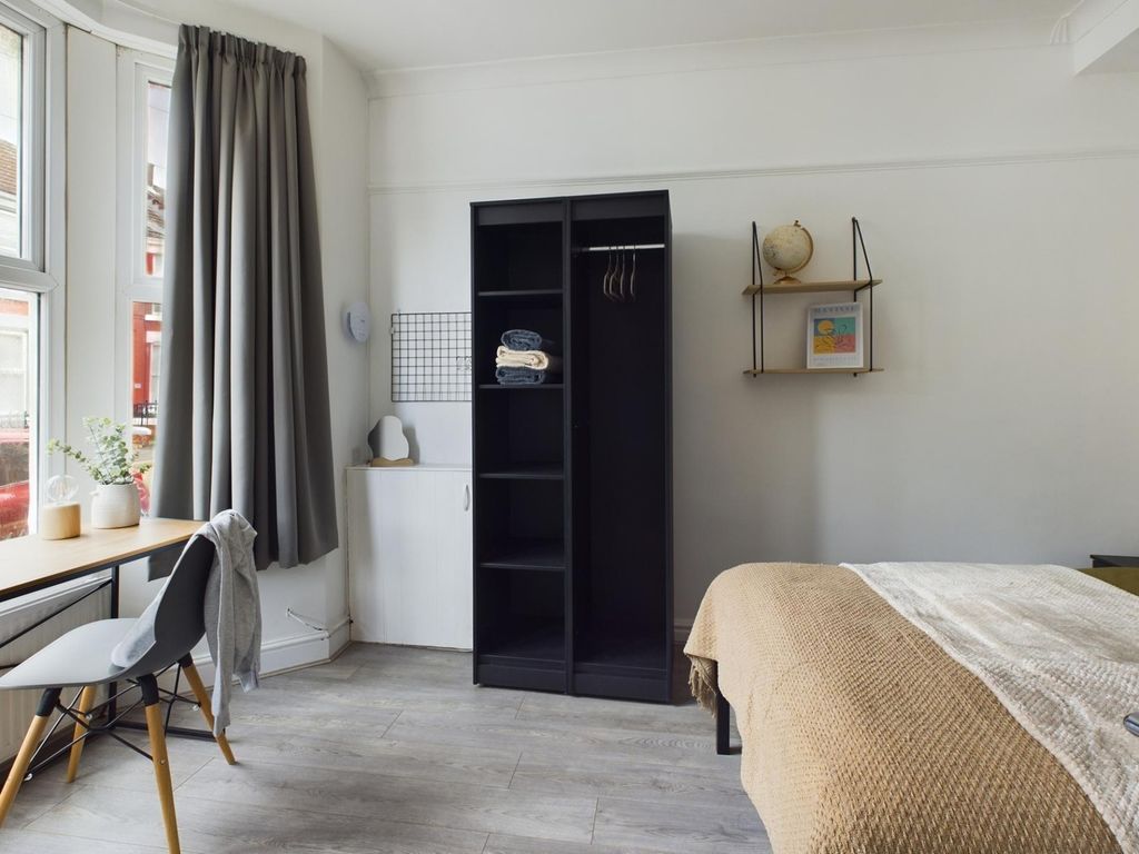 Property photo 1 of 12 A Bright And Inviting Double Bedroom Featuring Mod...