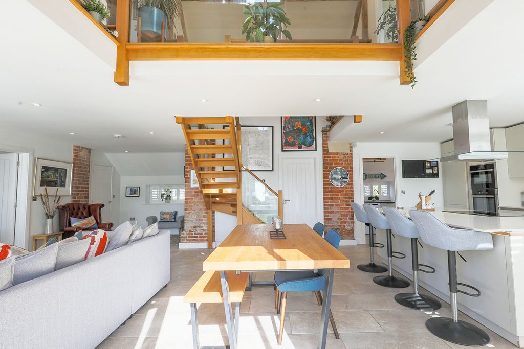 Property photo 3 of 48