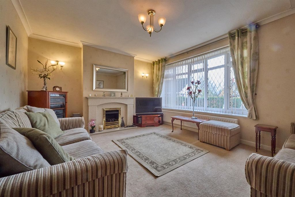 Property photo 2 of 16 Lounge