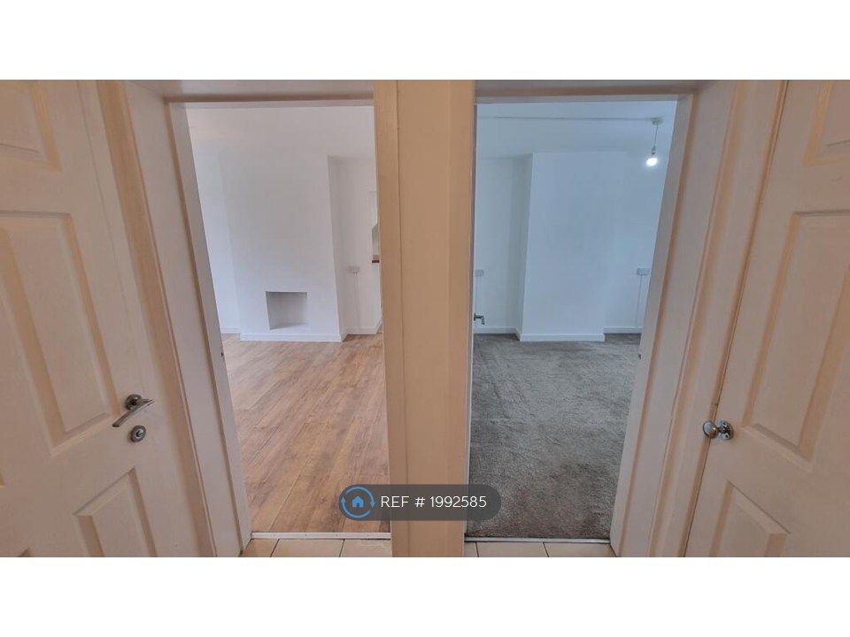 Property photo 3 of 8 Entrance Hallway