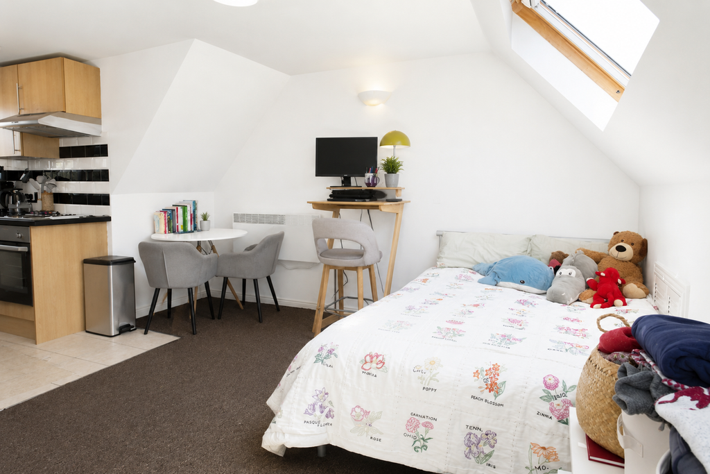 Property photo 1 of 5 Bedroom - Angle 1