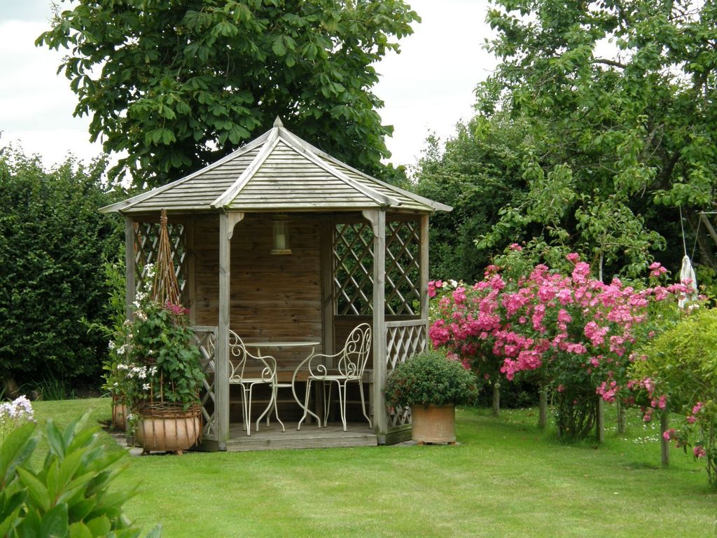 Property photo 2 of 11 Garden