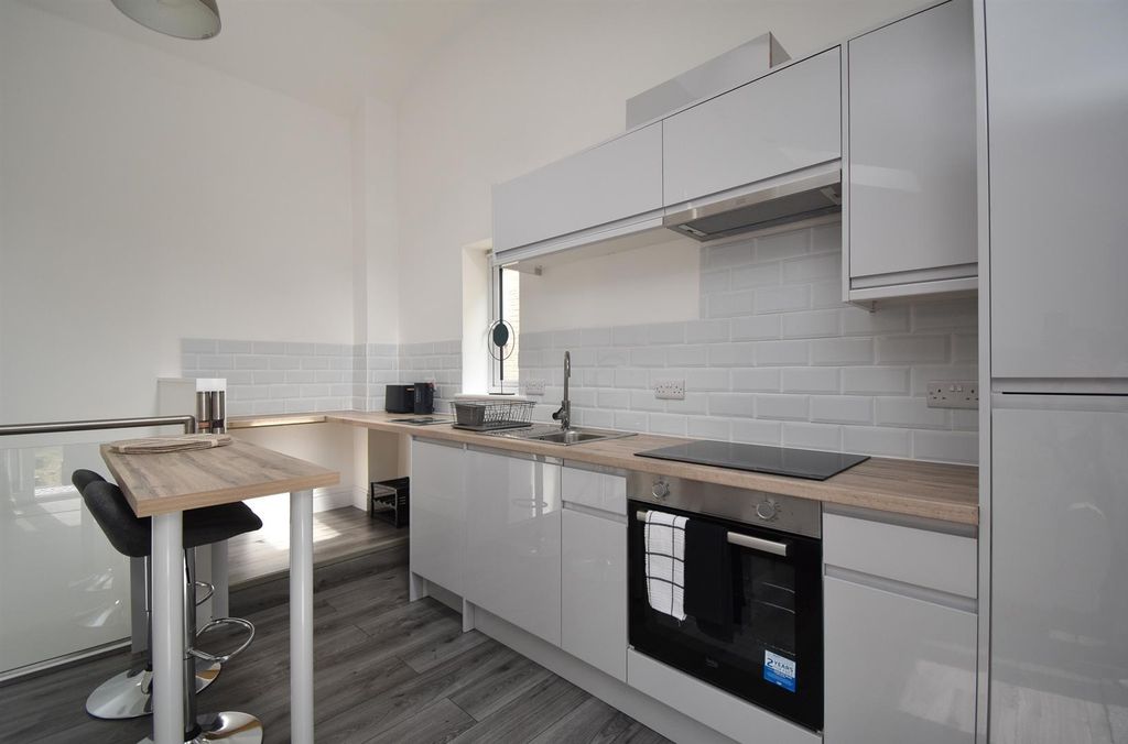 Property photo 3 of 17 Kitchen