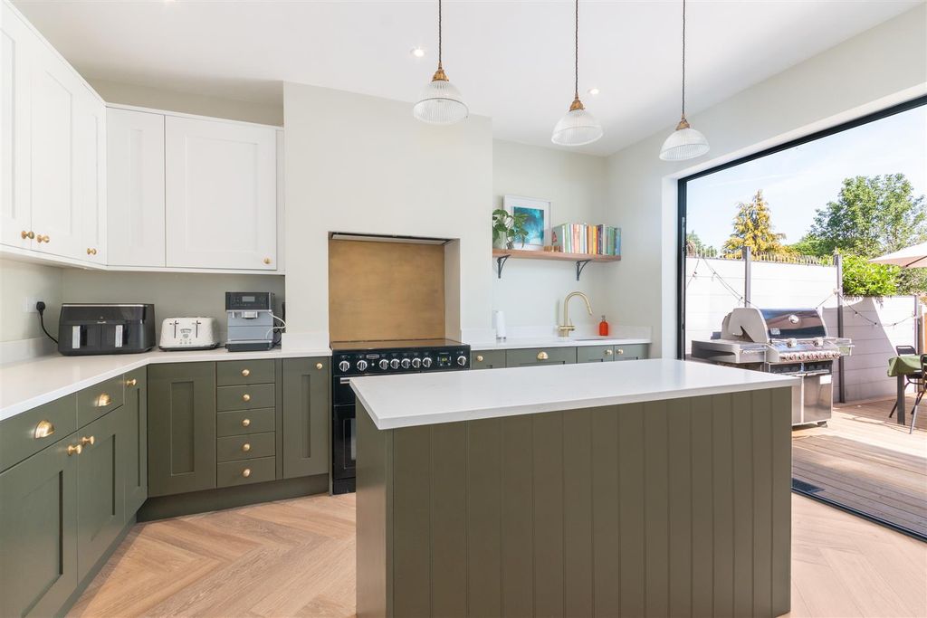 Property photo 3 of 12 Arras Avenue