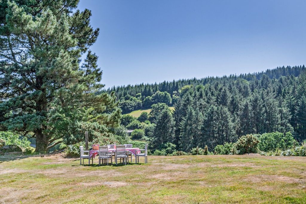 Property photo 3 of 20 Grounds