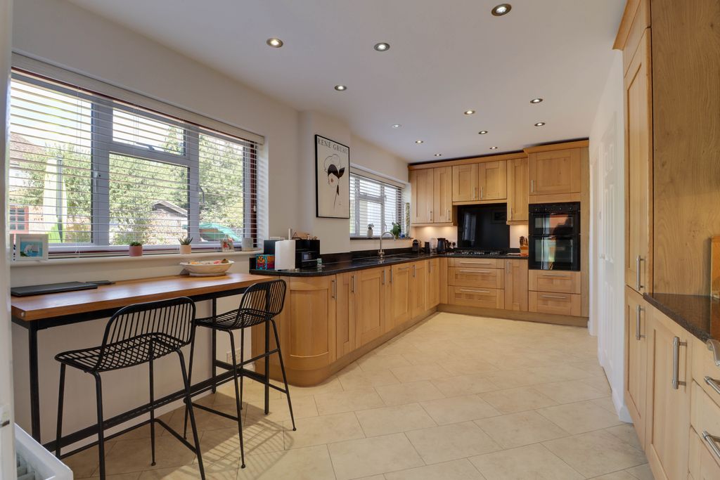 Property photo 3 of 19 Kitchen/Breakfast Room