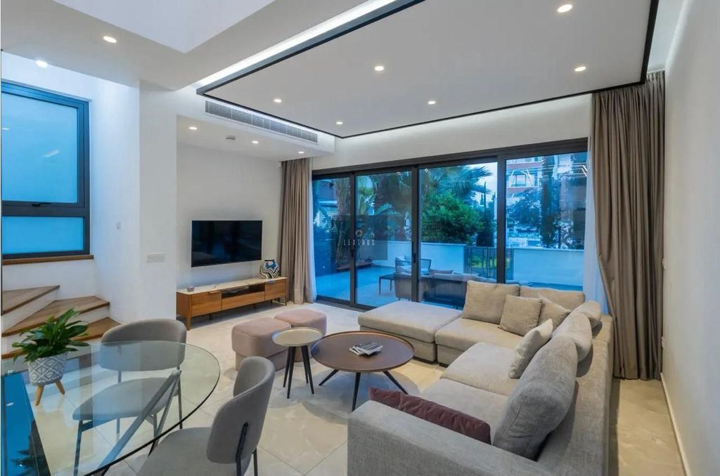 Property photo 2 of 8