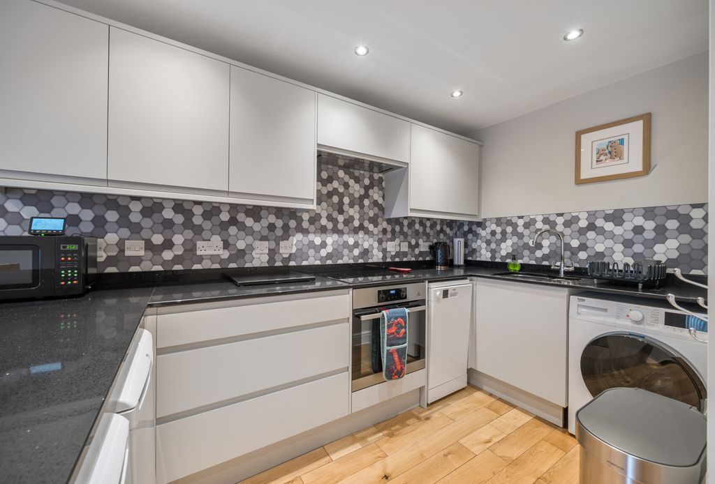 Property photo 2 of 10 1376803-13-691208...