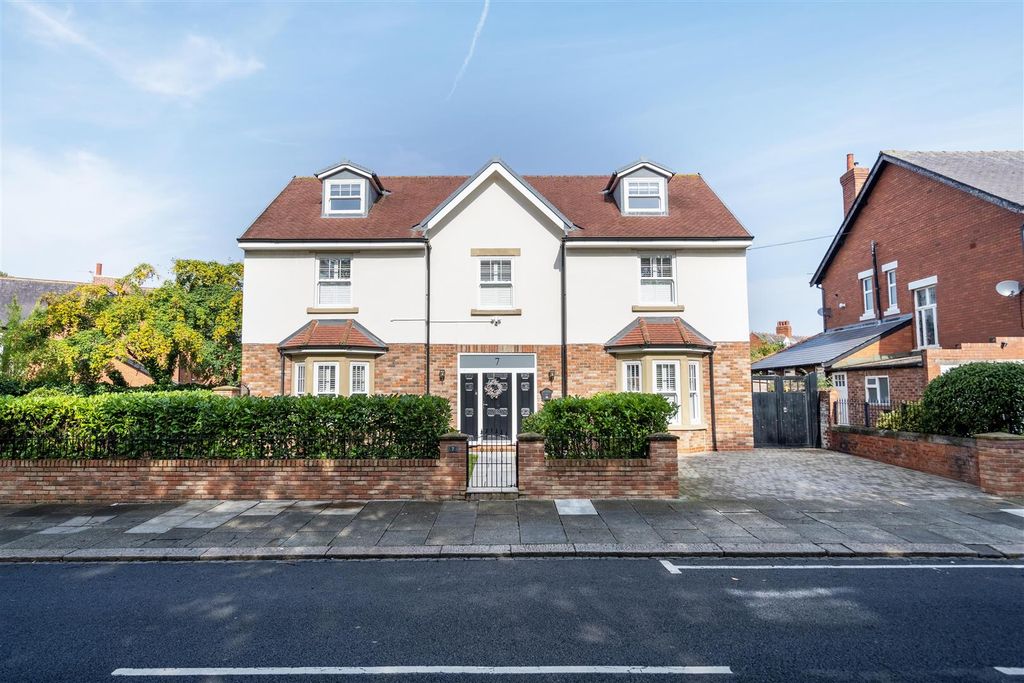Property photo 1 of 12 External