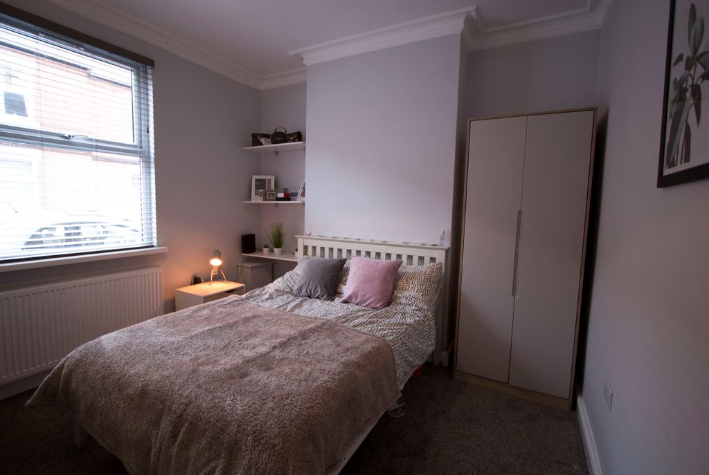 Property photo 3 of 8 Bedroom