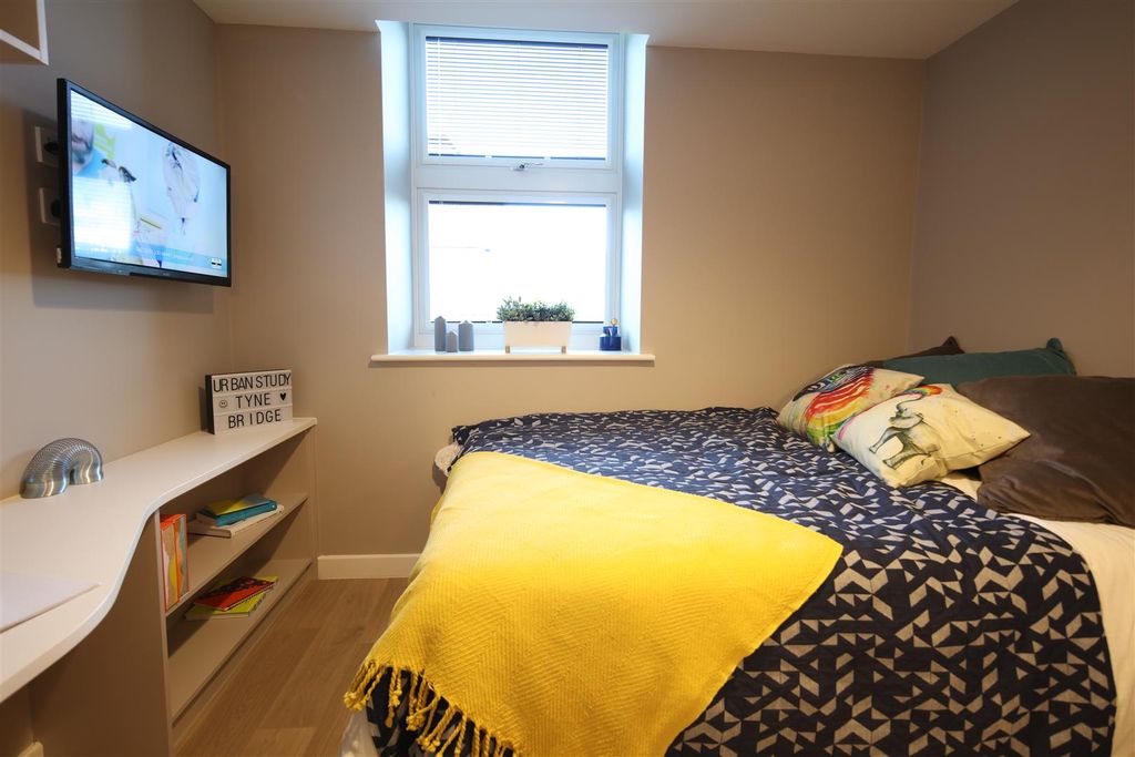 Property photo 3 of 9 Tyne Bridge End Of Bed Storage.Jpg