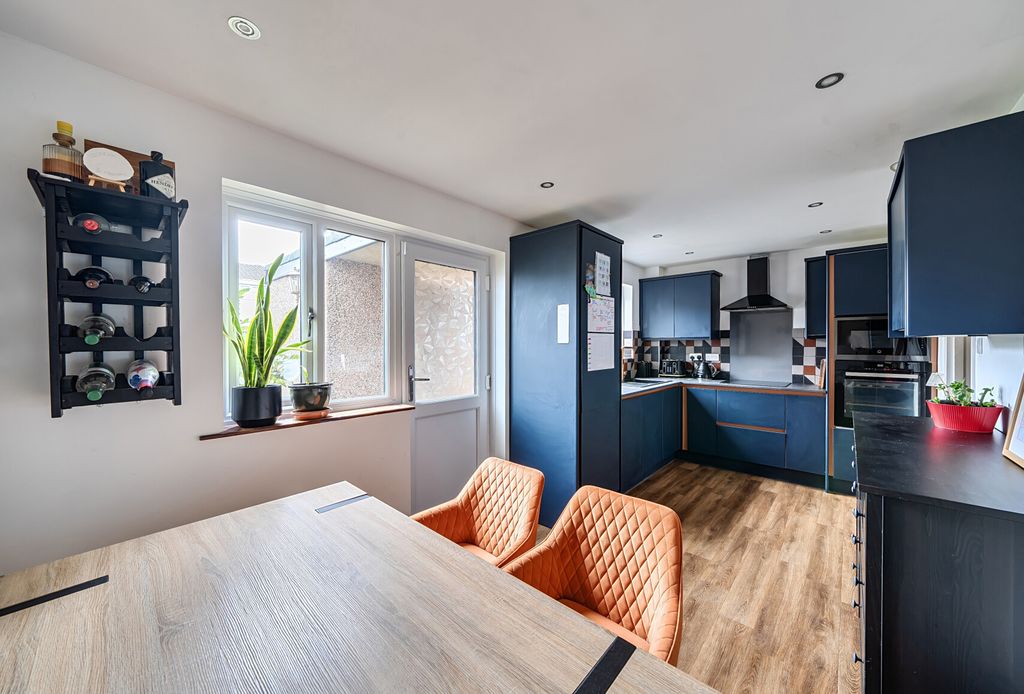 Property photo 3 of 18 1417431-18-69A05d...