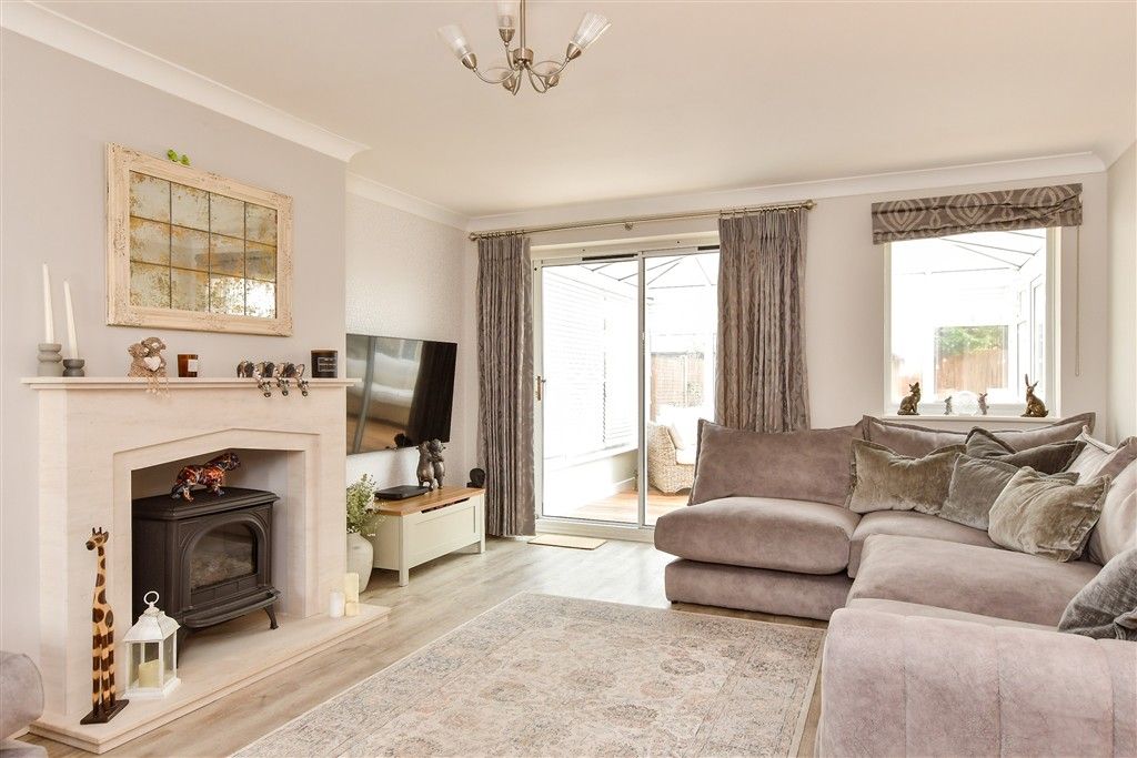 Property photo 3 of 16 Lounge