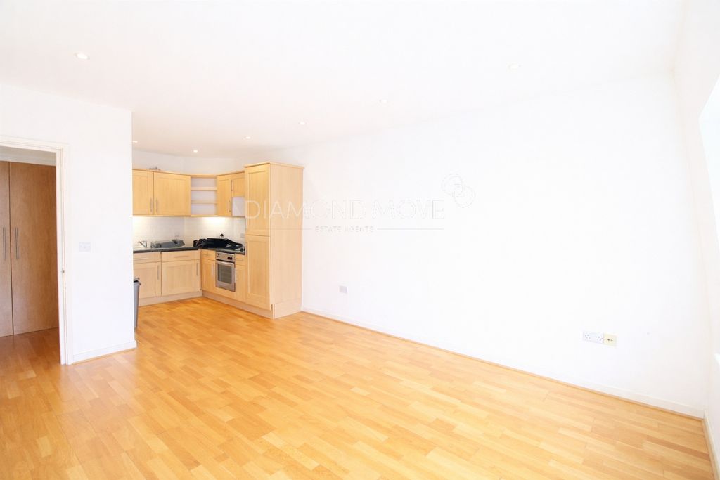 Property photo 1 of 6 Photo 4