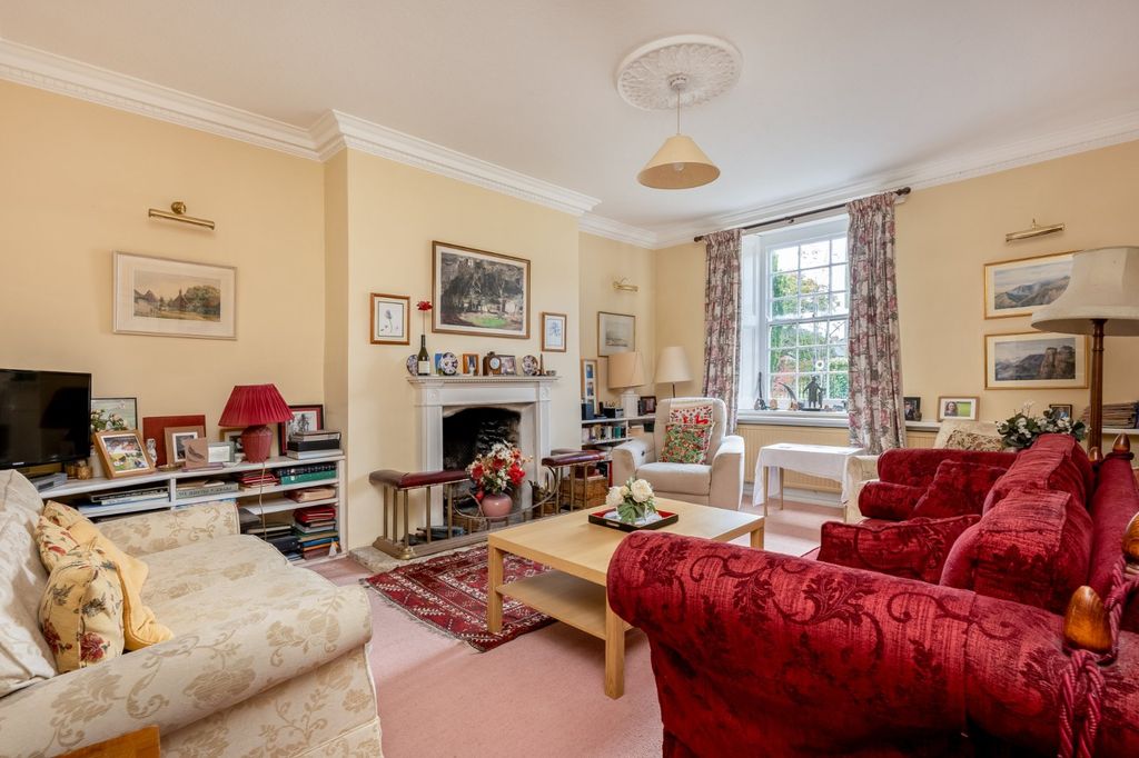 Property photo 2 of 18 Sitting Room