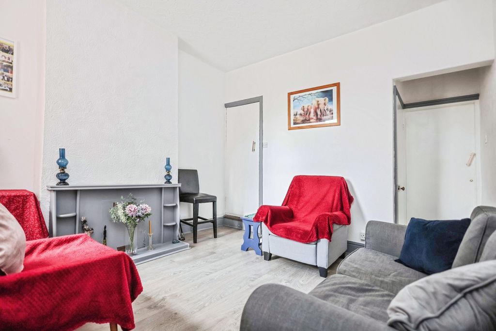 Property photo 2 of 17 Lounge