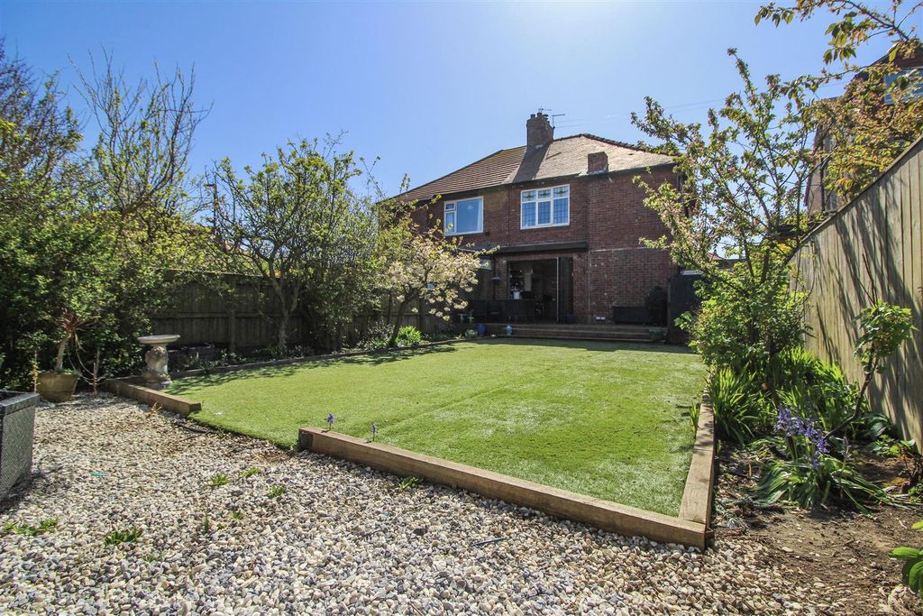 Property photo 2 of 23 Rear Gardens