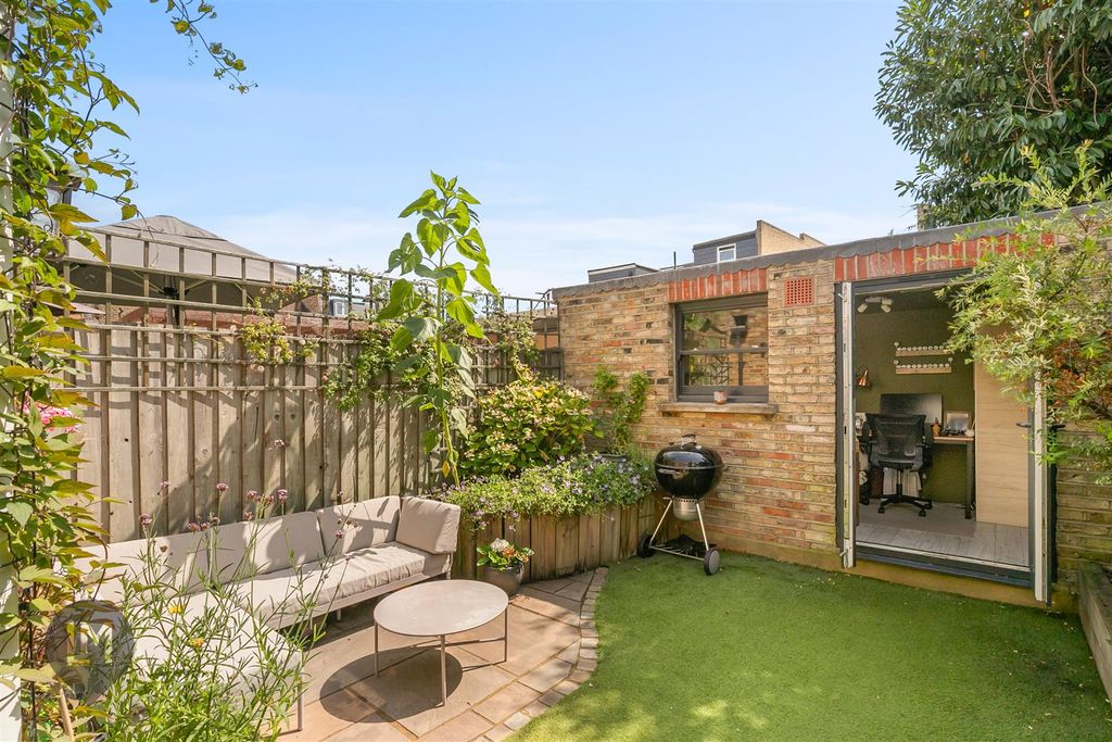 Property photo 3 of 9 Garden