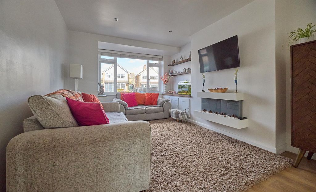 Property photo 3 of 18 Lounge To Front