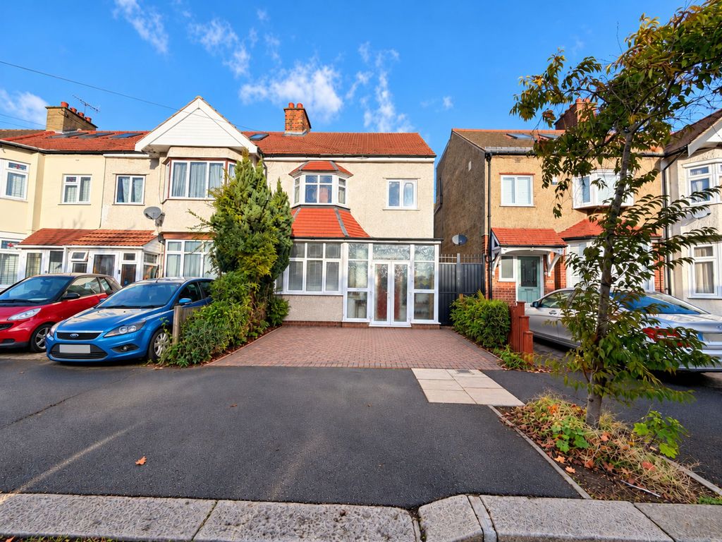 Property photo 1 of 9 Gantshill Crescent Ig2